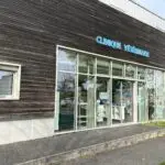 Entrée d'une clinique vétérinaire.