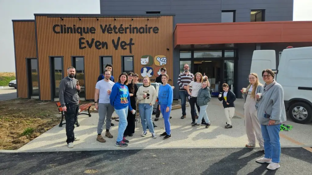 Équipe de la clinique vétérinaire EvenVet devant la nouvelle clinique à Esvres-sur-Indre (EvenParc)