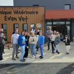 Équipe de la clinique vétérinaire EvenVet devant la nouvelle clinique à Esvres-sur-Indre (EvenParc)