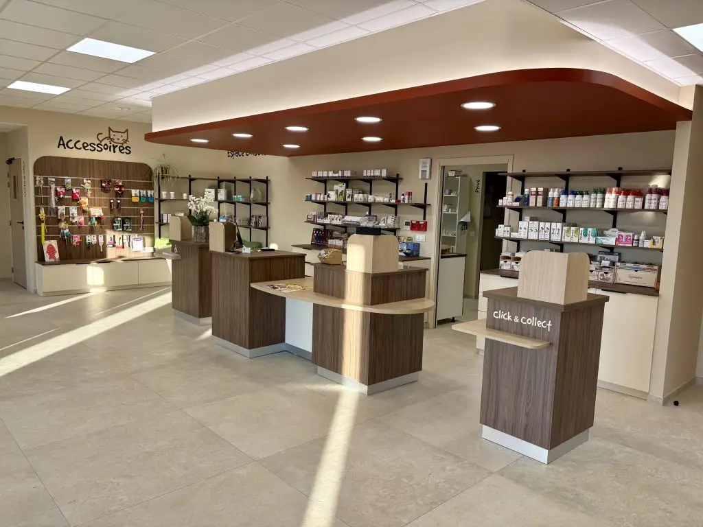 Accueil moderne de la Clinique Vétérinaire EvenVet à Esvres-sur-Indre, avec comptoirs d’accueil et espace client fonctionnel.
