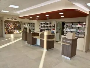 Accueil moderne de la Clinique Vétérinaire EvenVet à Esvres-sur-Indre, avec comptoirs d’accueil et espace client fonctionnel.